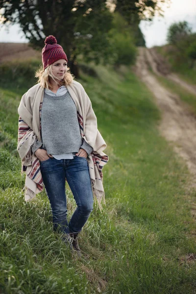 Mujer al aire libre. Disfruta del concepto de vida . —  Fotos de Stock