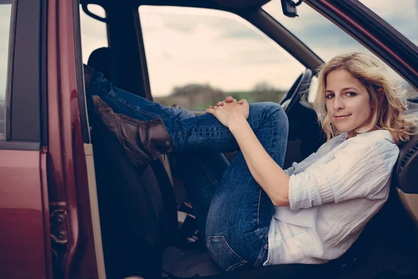 Şirin, genç kadın off road araç araba yolculuğu sırasında. Yaşam tarzı kavramı. — Stok fotoğraf