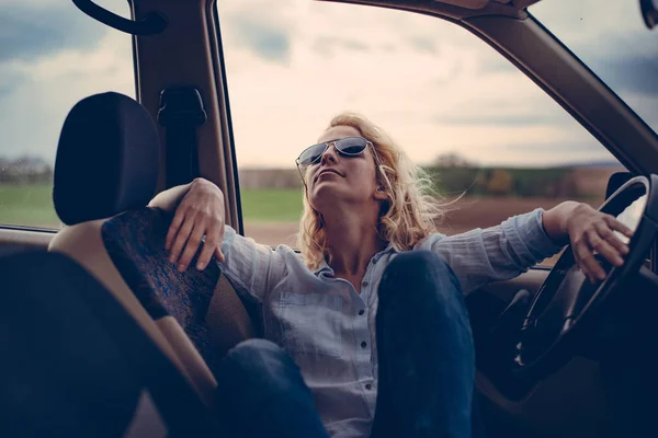 Młoda kobieta w samochodzie. Ciesz się podróż. Relaks w samochodzie. — Zdjęcie stockowe