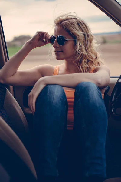 Μοντέρνα νεαρή γυναίκα στο αυτοκίνητο — Φωτογραφία Αρχείου