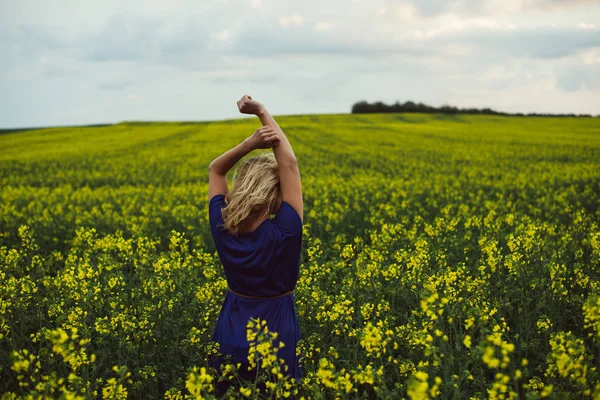 Donna spensierata nel campo dello stupro — Foto Stock