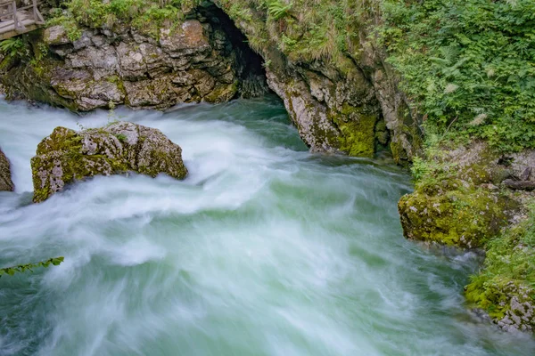 Akan nehir, Vintgar Gorge, Slovenya — Stok fotoğraf