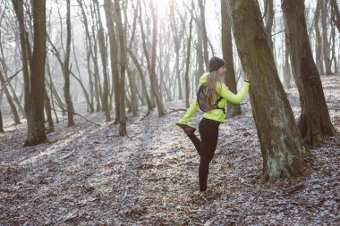 Uygun kadın egzersiz yaptıktan sonra açık germe