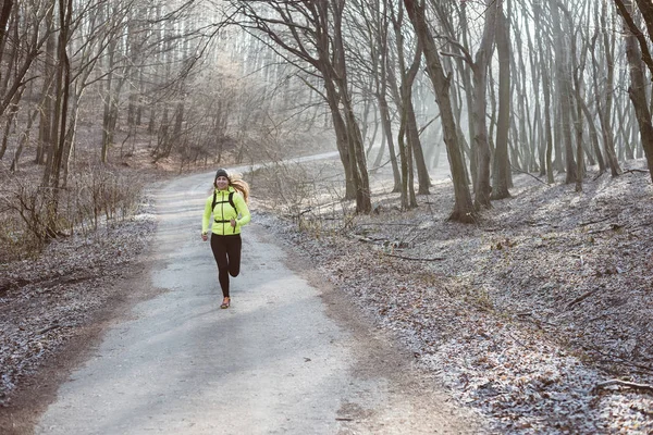 Fiatal futó nő erdőben futó — Stock Fotó