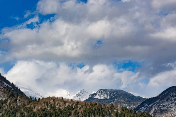 山脉，夏日风景与雪覆盖的山峰 — 图库照片