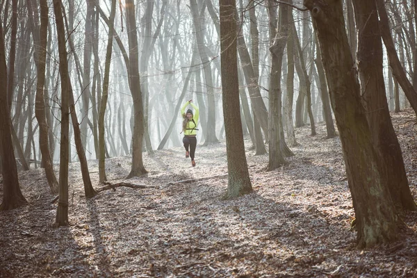 Jeune coureuse qui court en forêt — Photo