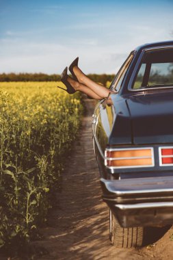 Özgürlük araba seyahat kavramı - kadın serin eski model araba pencereden ayaklı rahatlatıcı... Özgürlük, seyahat ve tatil road trip kavramı yaşam tarzı görüntü