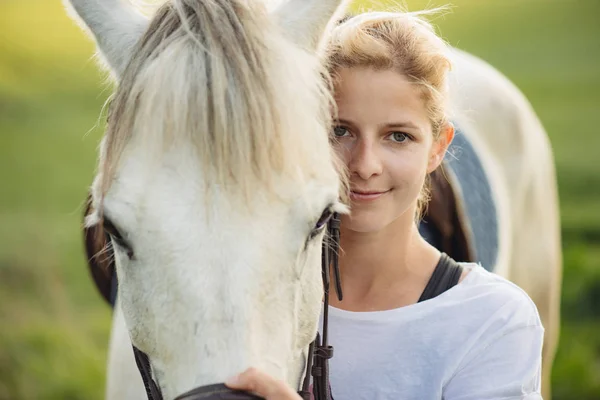 Retrato de un caballo blanco y una mujer — Foto de Stock