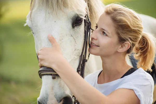 美丽的女人接吻匹漂亮的马 — 图库照片
