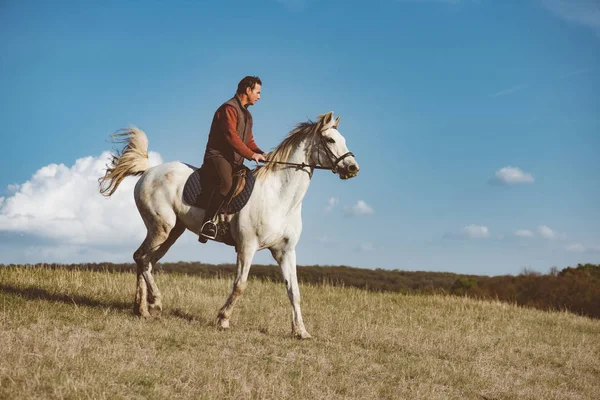 Uomo a cavallo bianco — Foto Stock