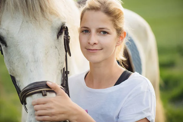 Retrato de joven agricultora con su caballo blanco — Foto de Stock