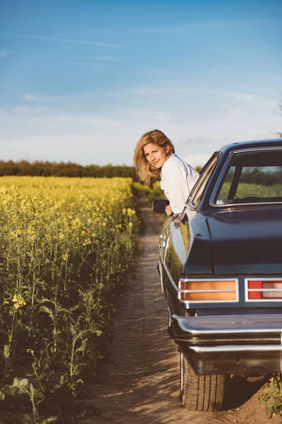 Jovem descansando na janela do carro durante a viagem de carro . — Fotografia de Stock