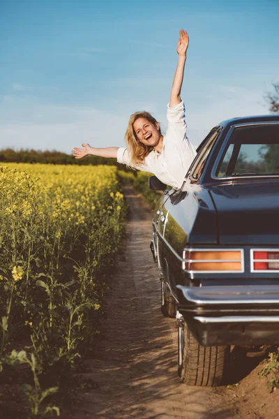 Mulher despreocupada desfrutar de viagem de carro . — Fotografia de Stock