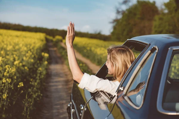Vrouwelijke bestuurder op road trip — Stockfoto