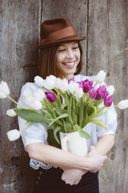 Geleneksel evlilik, Lale buketi ile genç gelin