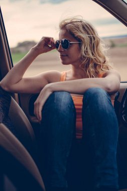 Kadın sürücü arabaya rahatlatıcı.