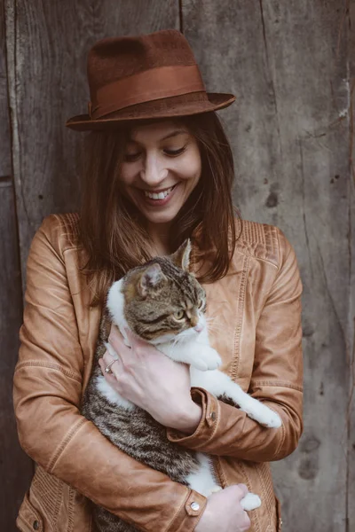 Modische junge Frau mit ihrer Katze — Stockfoto