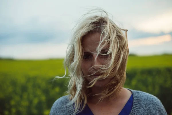 Vrouw met lange, verwarde haren — Stockfoto