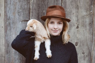 Bebek keçi kadınla genç çiftçi