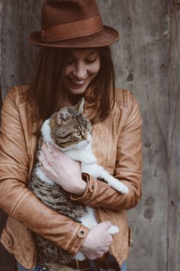 Şirin kedi portre kedi sahibi ile