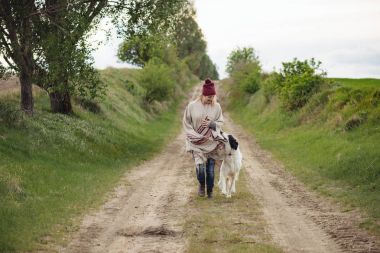 Aktif kadın köpekle açık çalıştıran