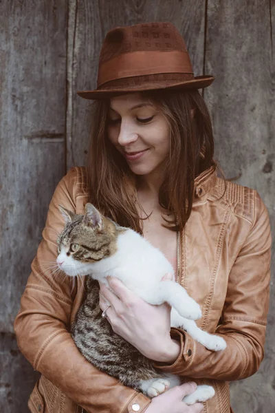 Şirin kedi portre kedi sahibi ile — Stok fotoğraf