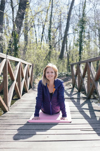 Young fit woman warming up before workout — Stock Photo, Image