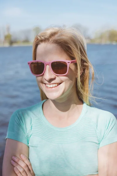 Portré, fiatal, boldog nő strandon mosolyogva — Stock Fotó