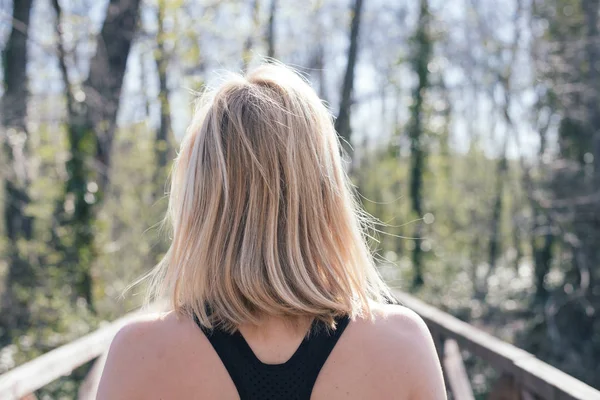 Retrovisore dei lunghi capelli biondi donna — Foto Stock