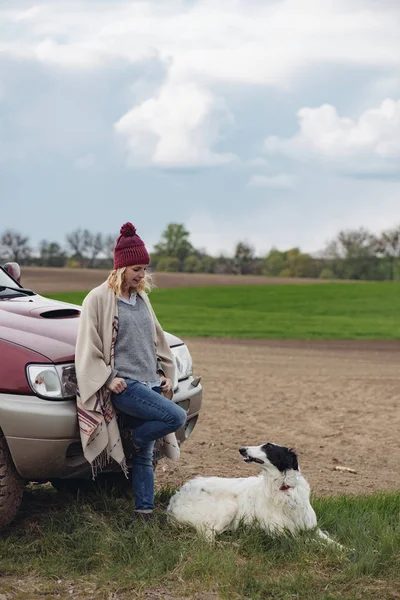 Vrouw en haar hond op vakantie — Stockfoto