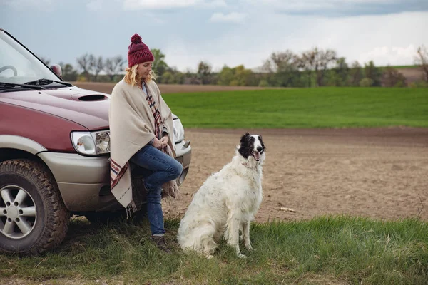 女性と彼女の犬にバカンス — ストック写真