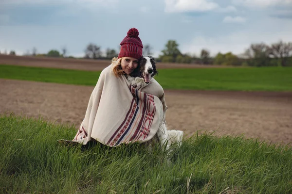 Femme et chien en plein air, concept de style de vie — Photo