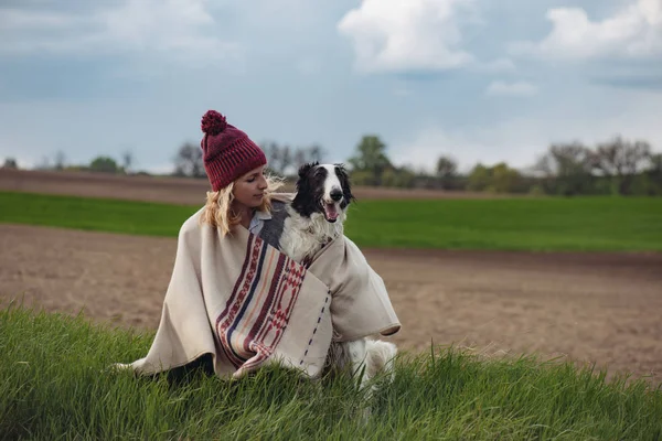 Femme et chien en plein air, concept de style de vie — Photo