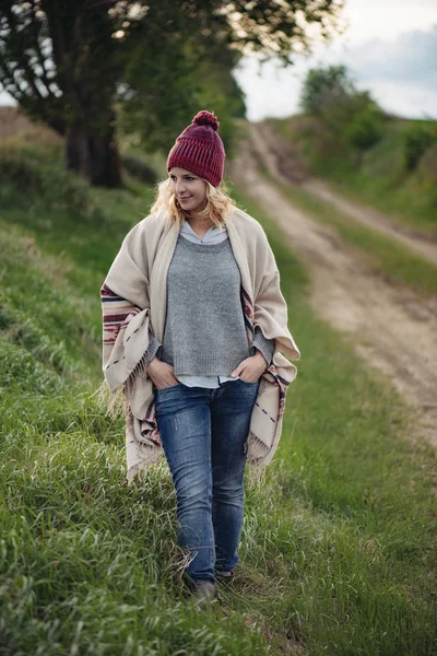 Moderní žena chůze venkovní — Stock fotografie