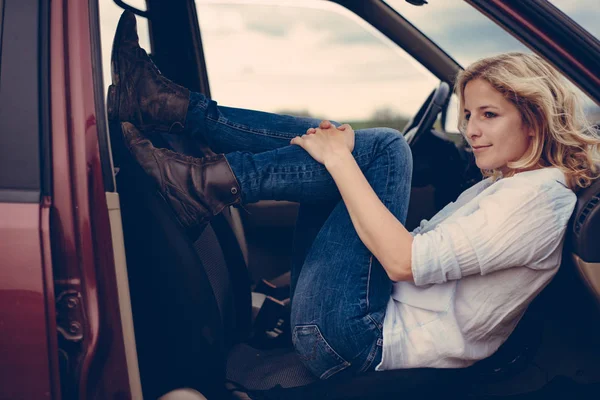 Divatos nő, az autó. Női vezető. — Stock Fotó