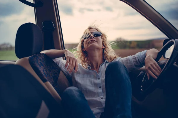 Žena na dovolené, odpočívá v autě — Stock fotografie