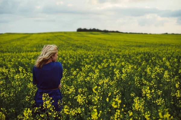 Osamělá žena v bouřlivé krajiny — Stock fotografie