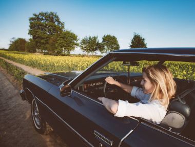 Açık yolda kadın sürücü