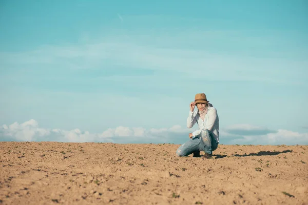 Mujer viajera al aire libre. Viajes concepto stock foto . —  Fotos de Stock