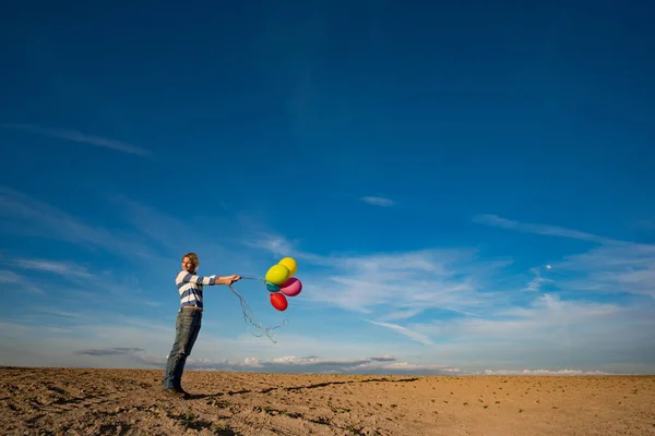 Sommarsemester, celebration. Lycklig kvinna med färgglada ballonger — Stockfoto