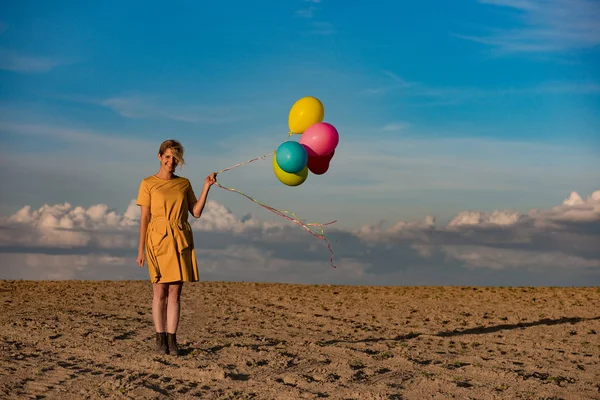 Žena s barevnými balónky na moře — Stock fotografie