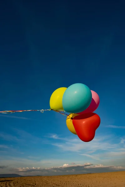 Ballons colorés contre le ciel bleu — Photo