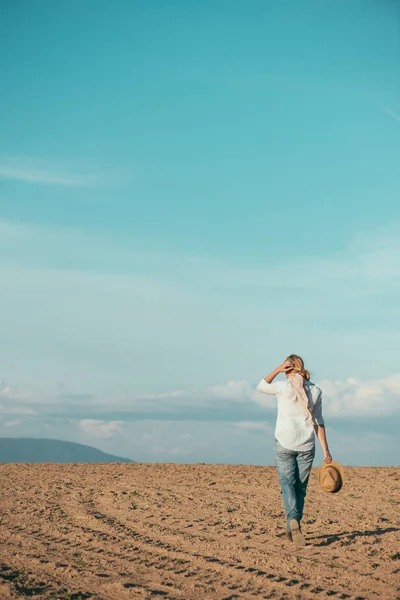 Žena na dovolené stojící venkovní — Stock fotografie