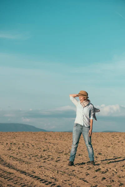 Frau im Urlaub im Freien — Stockfoto