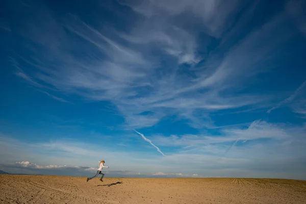 Γυναίκα που τρέχει εξωτερική κάτω από το γαλάζιο του ουρανού — Φωτογραφία Αρχείου