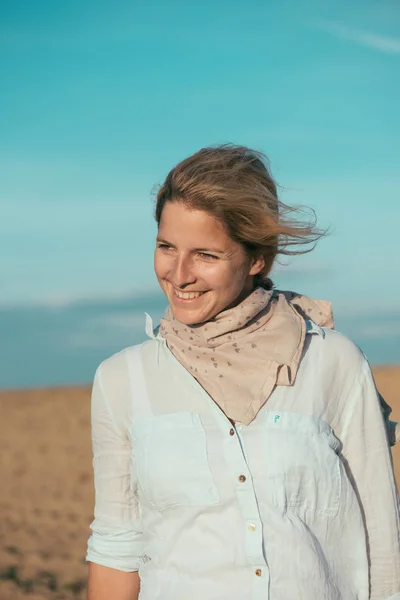 Портрет жінки, усміхнена молода жінка у відпустці — стокове фото