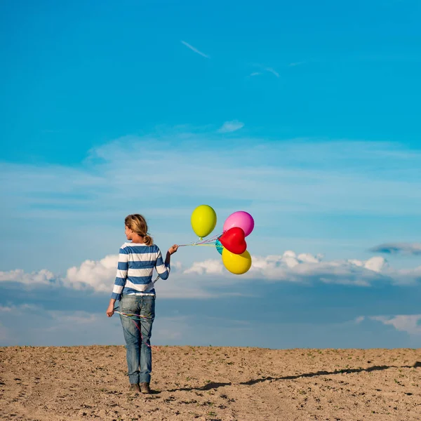 День народження дівчина з іграшковими кульками на відкритому повітрі — стокове фото