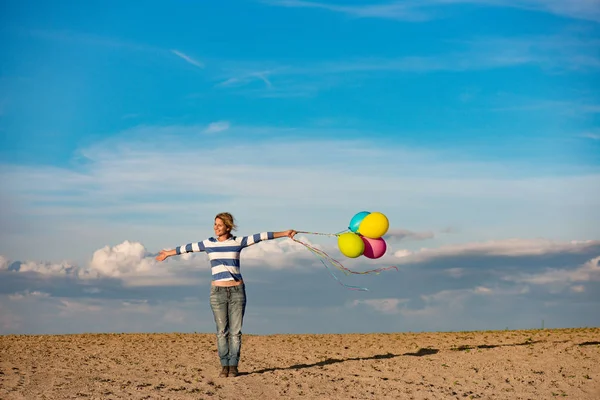 Ragazza di compleanno con palloncini giocattolo all'aperto — Foto Stock