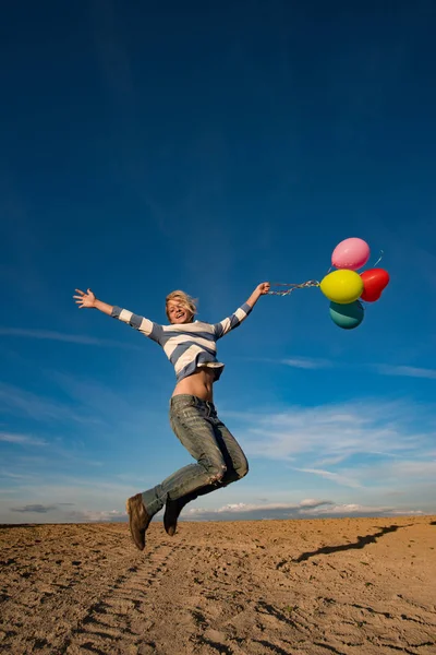 다채로운 풍선과 함께 점프 하는 평온한 소녀 — 스톡 사진