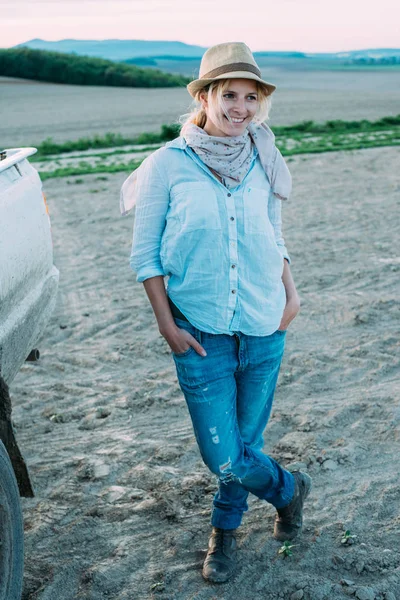 Jeune touriste féminine de plein air — Photo